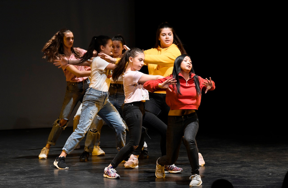 Eine Gruppe tanzender Kinder und Jugendlicher auf der Bühne